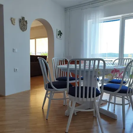 Tudija Apartment3-west Side Place, 90m2, Big Terrace, Beautiful Front View 트로기르