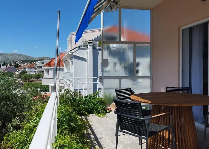 Tudija Apartment3-west Side Place, 90m2, Big Terrace, Beautiful Front View 트로기르