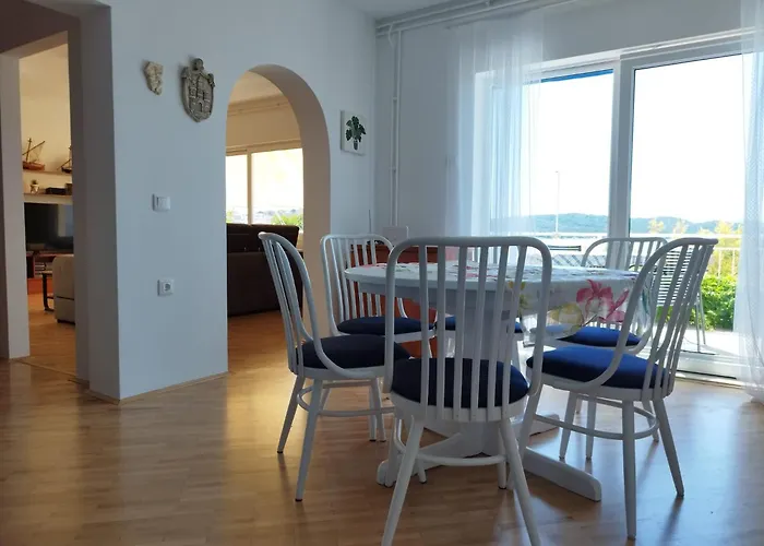 Tudija Apartment3-west Side Place, 90m2, Big Terrace, Beautiful Front View 트로기르